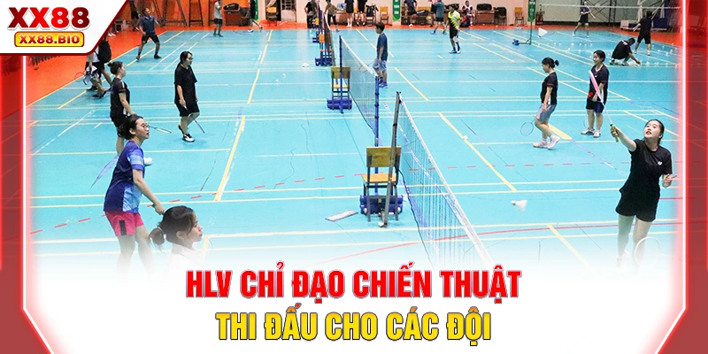 HLV chỉ đạo chiến thuật thi đấu cho các đội